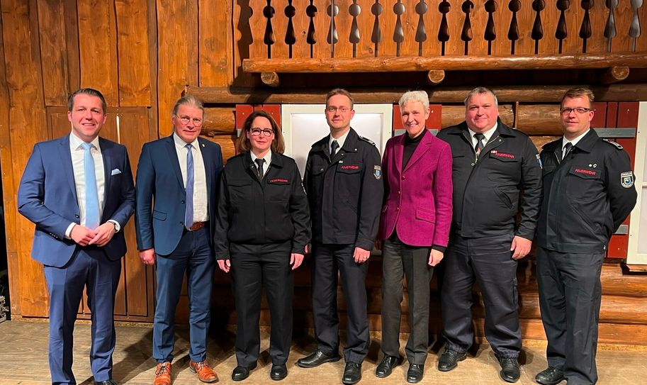 Alte und neue Führung der Freiwilligen Feuerwehr der Gemeinde Simmerath: Christian Förster (4.v.l.) und Nicole Mahr (3.v.l.) umringt von den Stellvertretern René Henn und Volker Stollenwerk (r.), der Leiterin des Amtes für Rettungswesen und Bevölkerungsschutz Marlis Cremer, Simmeraths Bürgermeister Bernd Goffart und Andreas Dovern von der »Projektgruppe zur Neuausrichtung des Katastrophenschutzes« in der Städteregion Aachen. Foto: T. Förster