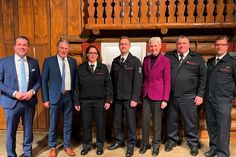 Alte und neue Führung der Freiwilligen Feuerwehr der Gemeinde Simmerath: Christian Förster (4.v.l.) und Nicole Mahr (3.v.l.) umringt von den Stellvertretern René Henn und Volker Stollenwerk (r.), der Leiterin des Amtes für Rettungswesen und Bevölkerungsschutz Marlis Cremer, Simmeraths Bürgermeister Bernd Goffart und Andreas Dovern von der »Projektgruppe zur Neuausrichtung des Katastrophenschutzes« in der Städteregion Aachen. Foto: T. Förster