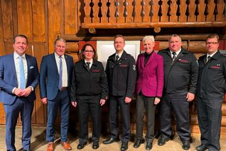 Alte und neue Führung der Freiwilligen Feuerwehr der Gemeinde Simmerath: Christian Förster (4.v.l.) und Nicole Mahr (3.v.l.) umringt von den Stellvertretern René Henn und Volker Stollenwerk (r.), der Leiterin des Amtes für Rettungswesen und Bevölkerungsschutz Marlis Cremer, Simmeraths Bürgermeister Bernd Goffart und Andreas Dovern von der »Projektgruppe zur Neuausrichtung des Katastrophenschutzes« in der Städteregion Aachen. Foto: T. Förster