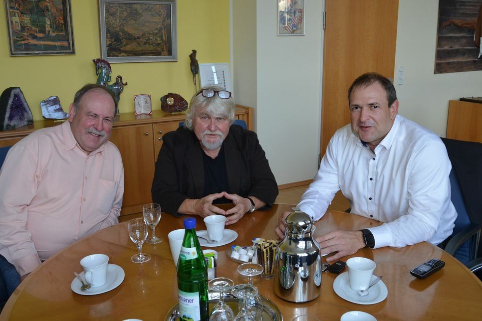 Oberbürgermeister Frank Frühauf gratulierte Dieter Hochreuther und Wolfgang Späth (v. r.) zu der Auszeichnung mit dem Kulturpreis der Stadt Idar-Oberstein.