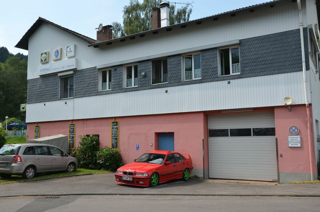 In der alten Volksschule von Einruhr sind die Wehrleute untergebracht. Der Anbau einer Fahrzeughalle hilft auch der Gastronomie: Schließlich wird im Obergeschoss das »Eifelhaus« erweitert.