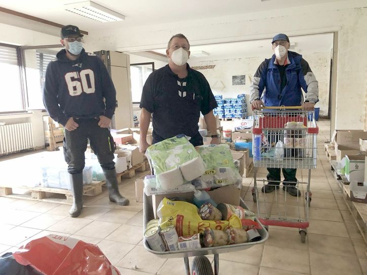 Frank Heinen (li.) freut sich, wenn er den Menschen helfen kann. Der eine deckt sich mit Nachschub für zwei Familien in Sötenich ein, die Flutopfer wurden. Der andere wohnt in Malsbenden und wurde vom Hochwasser hart getroffen.  Foto: M. Nielen