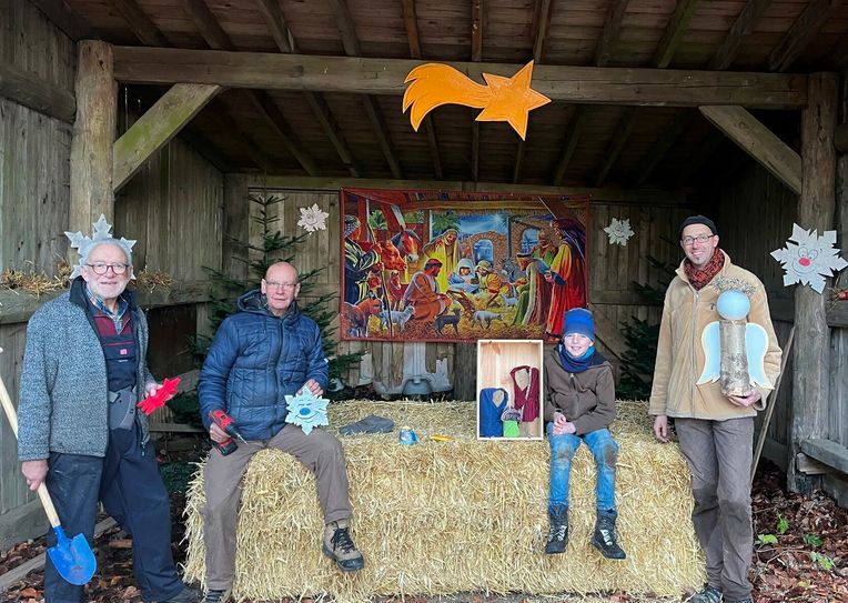 Dieses Trio hat die Idee des ersten Steckenborner »Krippenweges« ins Leben gerufen und auch umgesetzt (v.l.): Vincenz Tüpper, Reiner Stollenwerk und André Koll mit seinem Sohn Timo. Hier sind sie in den letzten Zügen dabei, die verschiedenen Krippen entlang des Weges aufzubauen und zu präparieren. Foto: Max Stollenwerk