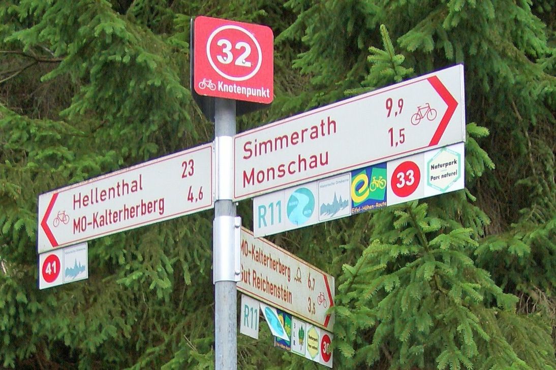 Ein Bestandteil des Beschlusses im Mobilitätsausschuss ist es, die Wartung der bekannten Rad-Wegweiser zu verbessern. Künftig soll alles in einer Hand bei der Städteregion geregelt werden. Im Bild: Der Wegweiser am Knotenpunkt 32 bei Monschau-Dreistegen.