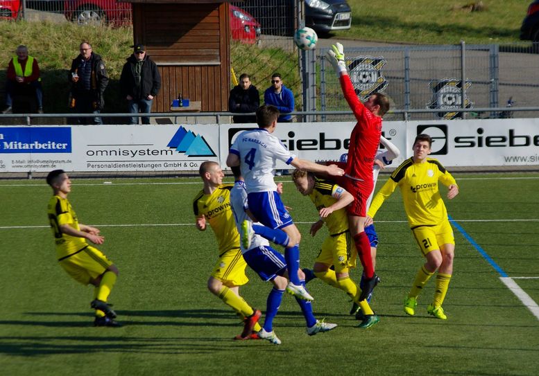 Karbach (weißes Trikot) hatte durchaus Chancen, hier mit Lukas Klappert (4) und (halbverdeckt) Michael Kohns. Doch Wiesbach zeigte sich heimstrak und gewann am Ende mit 4:2. (Foto: Arno Boes)