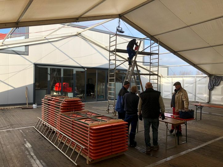 Zwischenzeitlich waren am Mittwoch rund 50 Ehrenamtler im Festzelt im Einsatz. Auch heute wird noch fleißig gewerkelt. Fotos: T. Förster