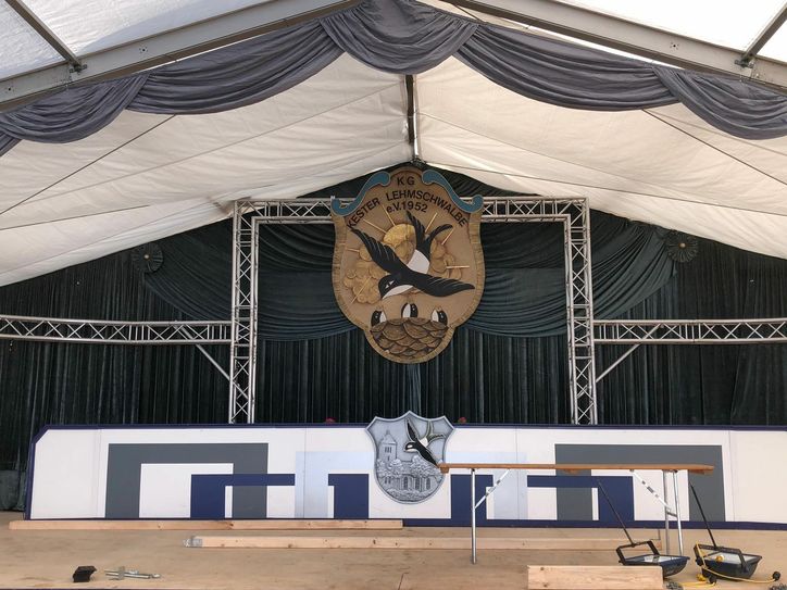 Die Bühne ist bereit für 800 jecke Frauen am Samstag und die feierfreudigen Kids einen Tag später. Fotos: T. Förster