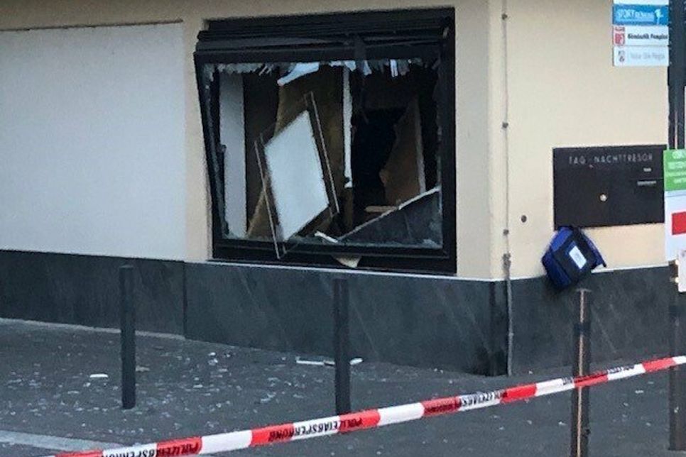 Im Zülpicher Beratungscenter der Kreissparkasse Euskirchen in der Schumacherstraße ist in der Nacht zum Montag ein Geldautomat gesprengt worden.