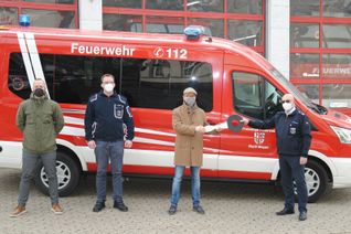 Schlüsselübergabe (v. l.): Jan Kröll, Stadt Mayen, Wolfgang Saur, Zugführer Löschzug Kernstadt ,Oberbürgermeister Dirk Meid und Uli Walsdorf, stellvertretender Wehrleiter.