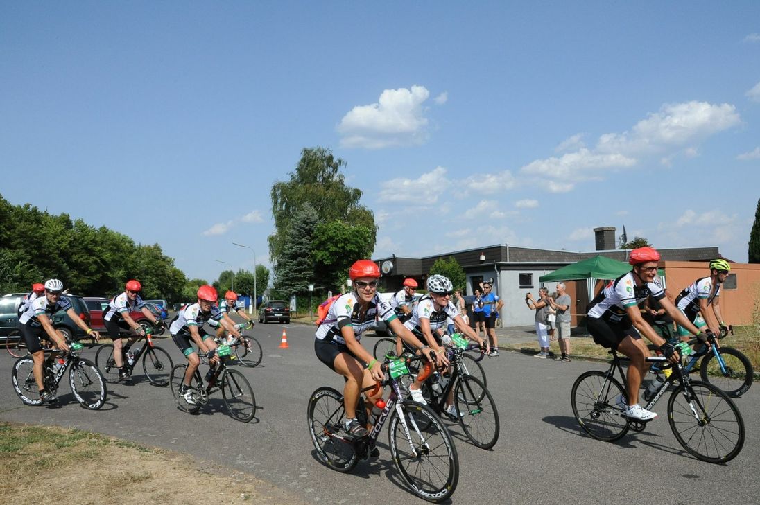 Teilnehmer der "Vor-Tour der Hoffnung" bei ihrer Ankunft am Flugplatz Föhren. Foto: Schmieder