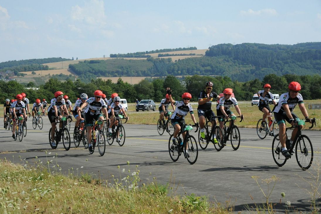 Exklusiv für Teilenehmer der "Vor-Tour der Hoffnung" – eine ganz spezielle Ehrenrunde über die Start- und Landebahn des Föhrener Flugplatzes. Foto: Schmieder