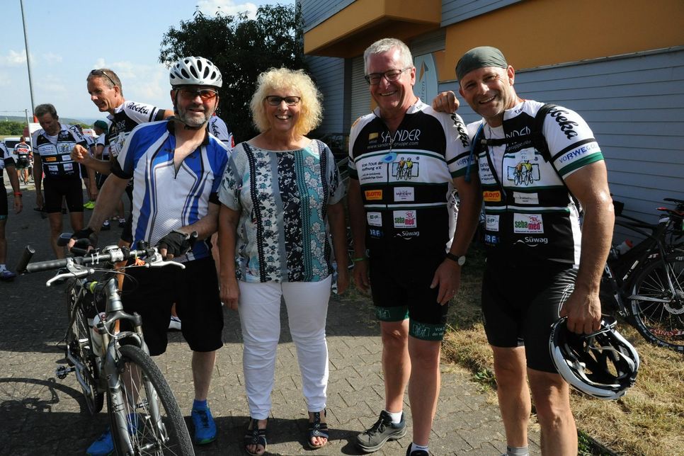 Föhrens Ortsbürgermeisterin Rosi Radant mit Teilnehmern der "Vor-Tour der Hoffnung".  Foto: Schmieder