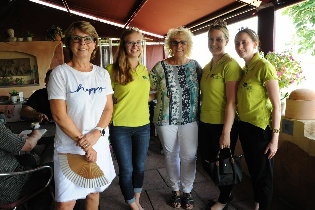 Föhrens Ortsbürgermeisterin Rosi Radant (Mitte) mit Gräfin Alexandra von Kesselstatt (links) und den Weinhoheiten der Römischen Weinstraße, Weinkönigin Celine (2.v.r.) und ihre Prinzessinnen Helene und Anna (v.l.).  Foto: Schmieder