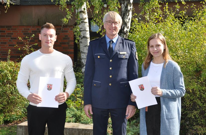 Uwe Lederer, Direktor der Hochschule der Polizei RP, gratuliert Viktoria Lißek und Riccardo Leis zur Ernennung und gleichzeitig zum Geburtstag.