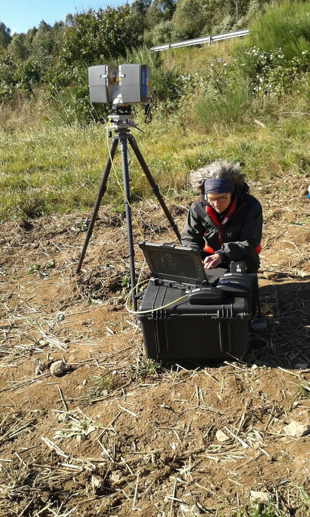 Dr. Rebecca Retzlaff an einem terrestrischen Laserscanner der Universität Trier. Foto: W.-R. Teegen