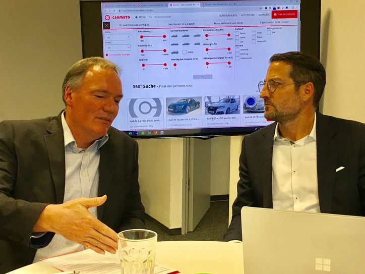 Künstliche Intelligenz am Praxisbeispiel Carmato war das Thema beim Besuch von Andreas Steier (links) bei mit CEO Marc Herschbach (rechts) in Trier. Foto: Carmato
