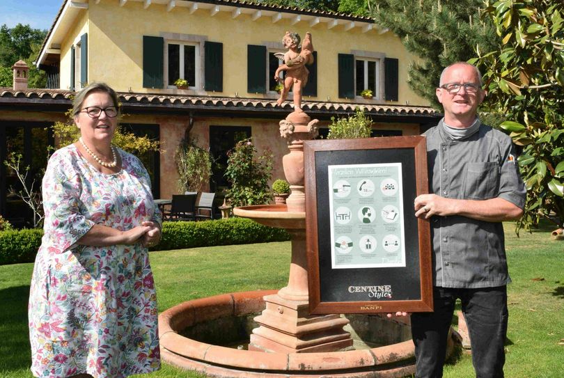 Freuen sich auf den Neustart nach dem Corona-Lockdown: Christina Pauli, Inhaberin des Stadtwaldvinum in Euskirchen und ihr Küchenchef Gottfried Traußnig. Unter anderem machen sie mit Hinweistafeln die Gäste auf die aktuellen Verhaltensregeln aufmerksam. Foto: Scholl