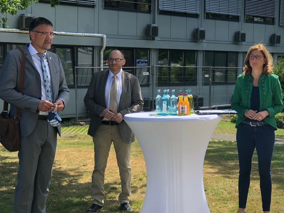 v.l.: Landrat Heinz-Peter Thiel, Dr. Volker Schneiders und Sabine Bätzing-Lichtenthäler Foto: Woltmann
