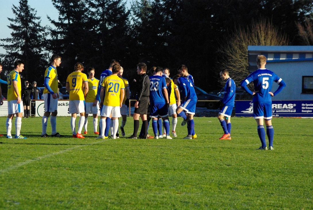 Gefahr kam vor beiden Strafräumen bei den Standards auf, Schiedsrichter Edrich entschied mehrfach auf Freistoß an den Strafraumgrenzen. Am Ende entsprach das 2:2-Unentschieden dem Spielverlauf der umkämpften Partie. Foto: Arno Boes