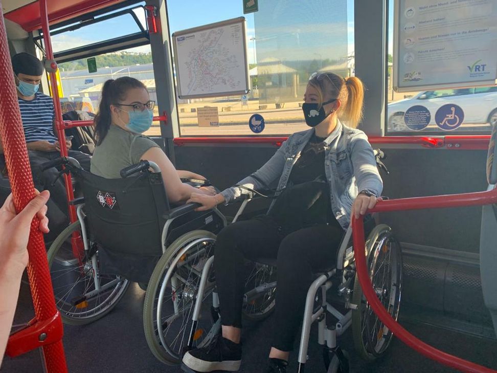 Im Bus mussten sich die Schüler vor allem in den Kurven gut festhalten. Außerdem ist das Platzangebot bei mehreren Rollstühlen knapp bemessen.
