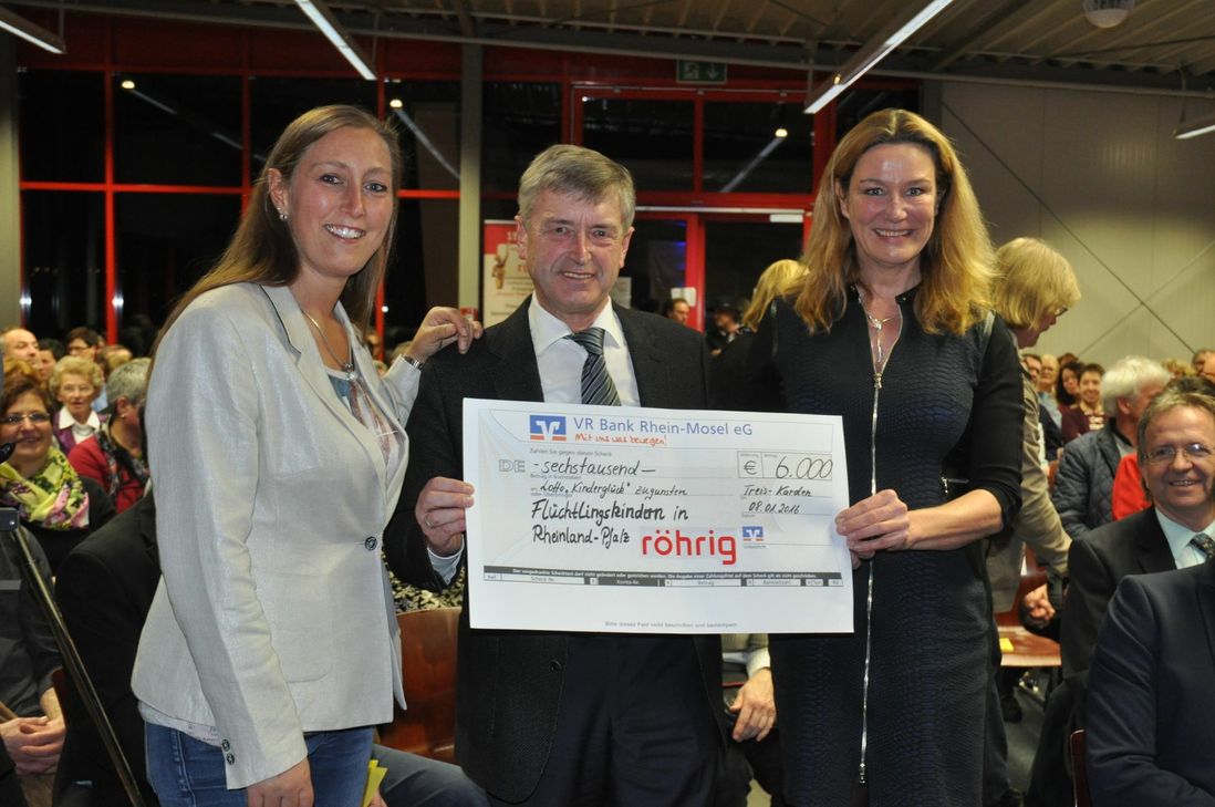 6.000 Euro konnten Yvonne und Hans-Peter Röhrig als Teil-erlös der Benefizwochen an Heike Boomgarden (rechts) für die Aktion "Kinderglück" von Lotto übergeben.