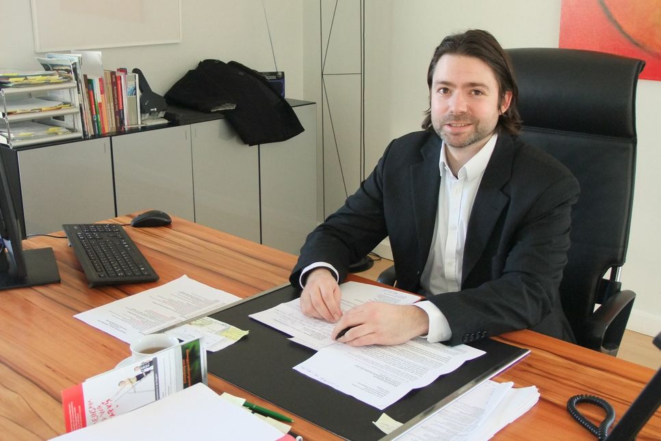 Marc Hüllenkremer an seinem Schreibtisch im Rathaus Thalfang. Der VG-Chef hat bei seiner Arbeit klare Ziele vor Augen. Foto: Fischer