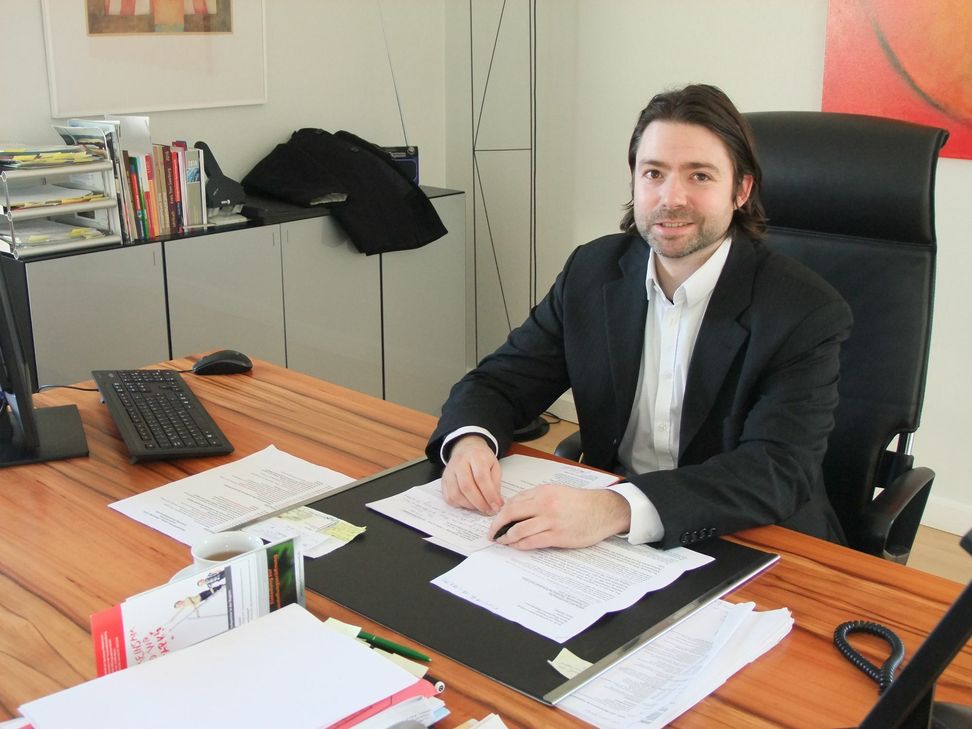Marc Hüllenkremer an seinem Schreibtisch im Rathaus Thalfang. Der VG-Chef hat bei seiner Arbeit klare Ziele vor Augen. Foto: Fischer