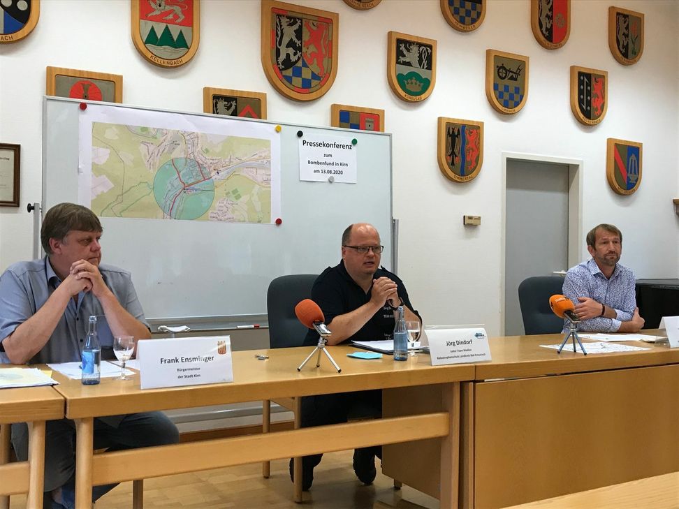 Pressekonferenz zur Bombenentschärfung:, v.l. Stadtbürgermeister Frank Ensminger, Jörg Dindorf (Katastrophenschutz), VG-Bürgermeister Thomas Jung. Foto/Video: Klaus Desinger