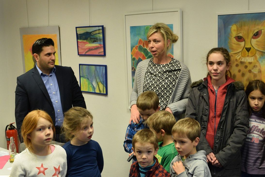 Gemeinsam mit Stefanie Manhillen eröffnete Wochenspiegel-Geschäftsstellenleiter Serkan Basar die Ausstellung. Foto: Nolden