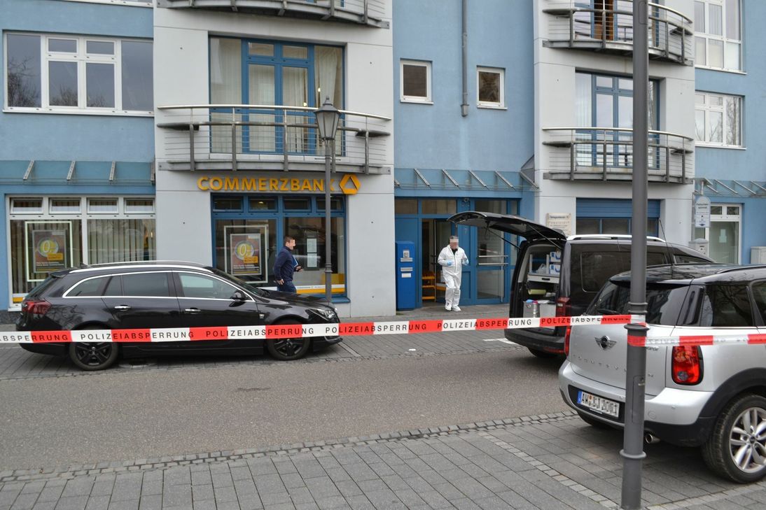 Beamten sichern die SPuren nach der Sprenung des Geldautomaten. Fotos: Mager