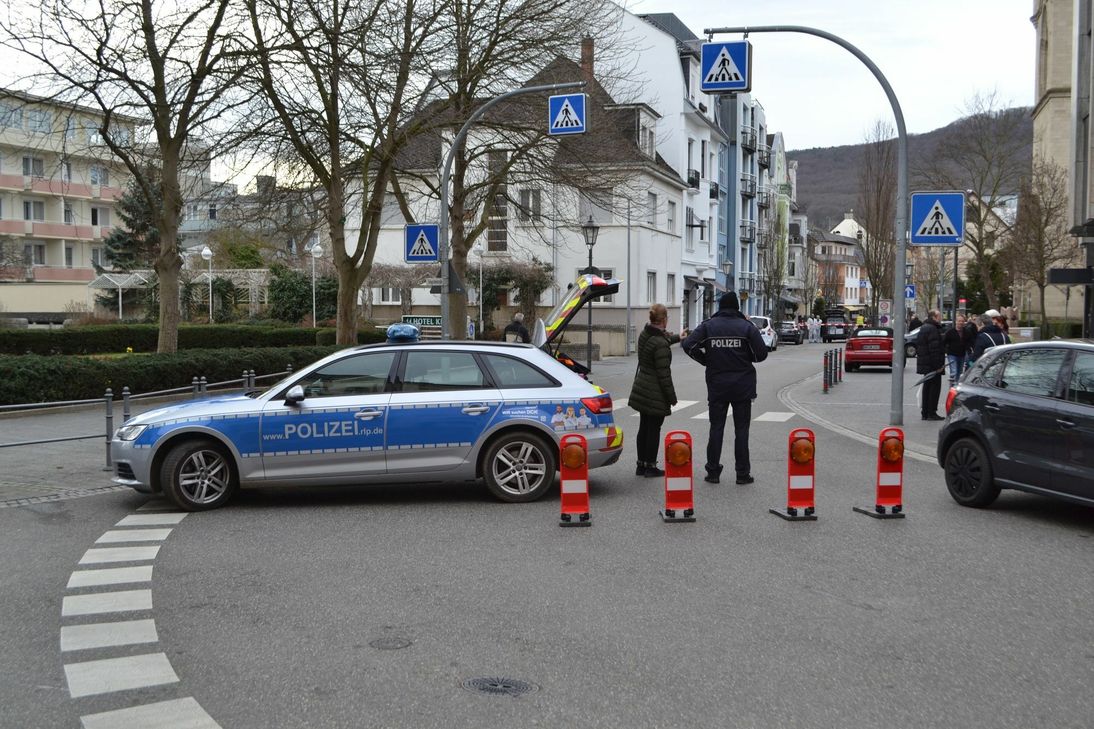 Die Polizei hat die Telegrafenstraße für den Verkehr gesperrt. Foto: Mager