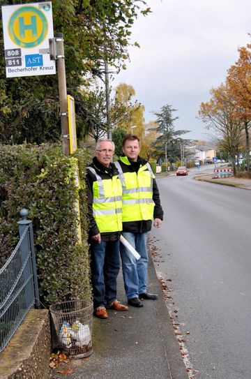 Am Montag, 6. März beginnt der Umbau der Bushaltestelle am Mechernicher Weg. Wo Fachbereichsleiter Helmut Schmitz (l.) und Teamleiter Mario Dittmann gerade Platz zu zweit finden, drängen sich allmorgendlich Schulkinder auf engstem Raum. Foto: Renate Hotse/pp/Agentur ProfiPress