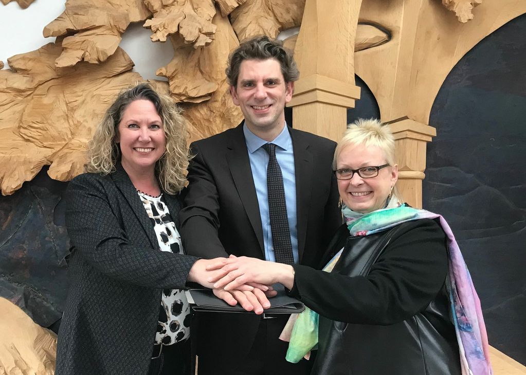 Die Landrätinnen Dorothea Schäfer (Kreis Mainz-Bingen) und Bettina Dickes (Kreis Bad Kreuznach) sowie Landrat Dr. Marlon Bröhr (Rhein-Hunsrück-Kreis) unterzeichneten am 1. April eine verbindliche Vereinbarung zur Fusion der drei Landkreise.