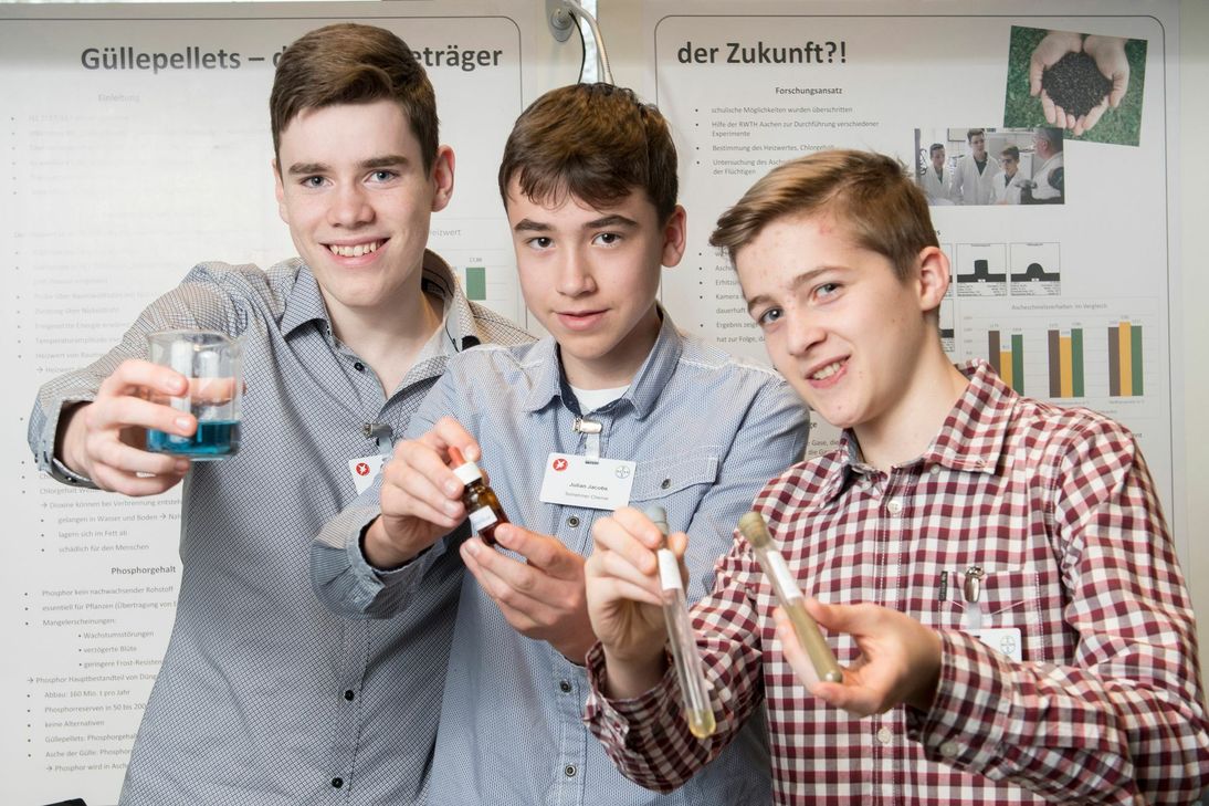 Erik Hofmann, Julian Jacobs und Patrick Pütz (v.l.) sicherten sich Sonderpreis und Platz zwei beim Landeswettbewerb »Jugend forscht« auf dem Gelände von Bayer in Leverkusen. Foto: Bayer AG