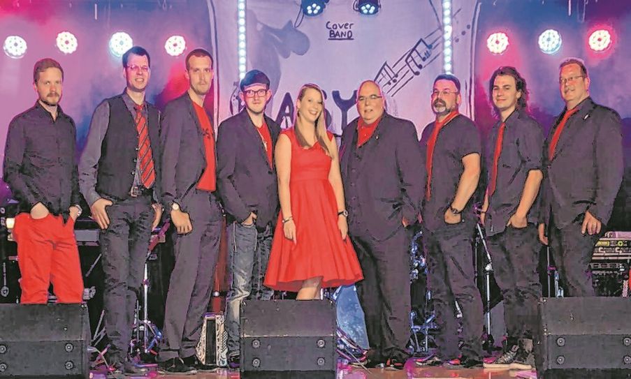 Die Coverband "Easy" unterhält auf dem Eicherscheider Kirmesball
