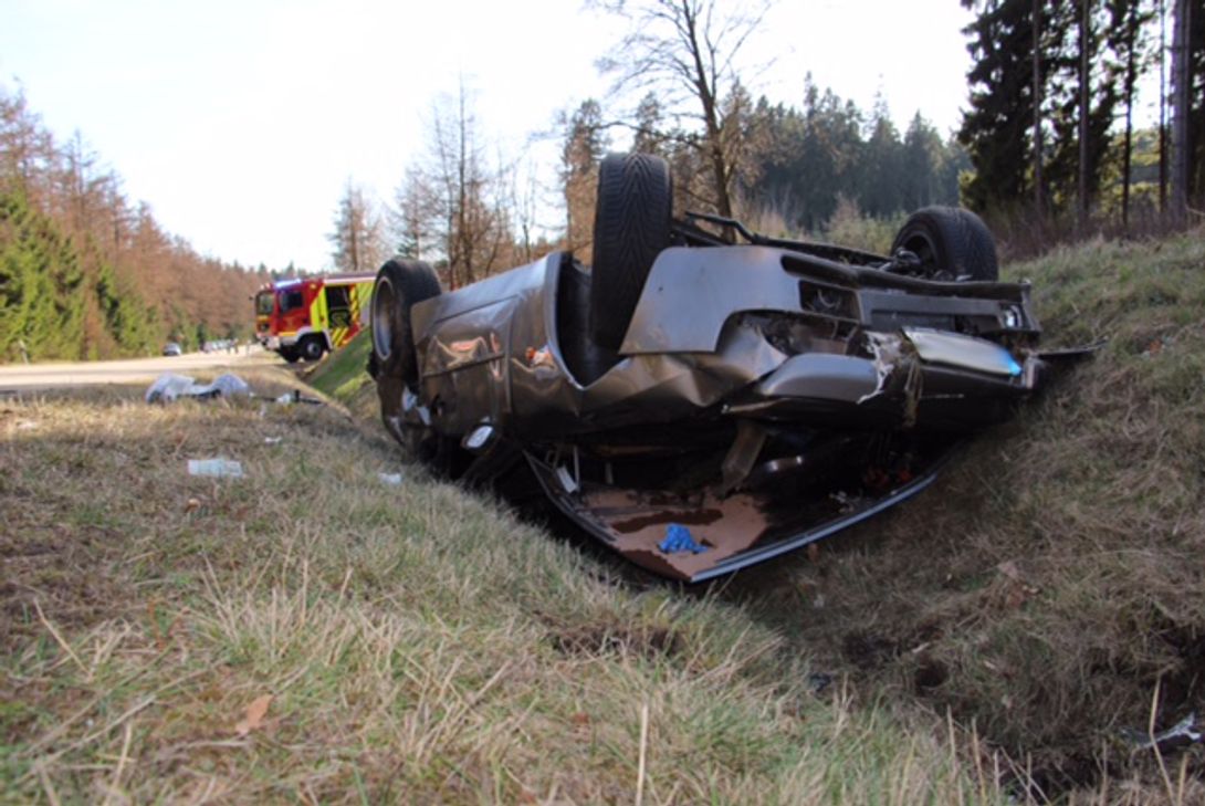 Der Mann konnte durch andere Verkehrsteilnehmer aus seinem Auto befreit werden. Foto: Turina