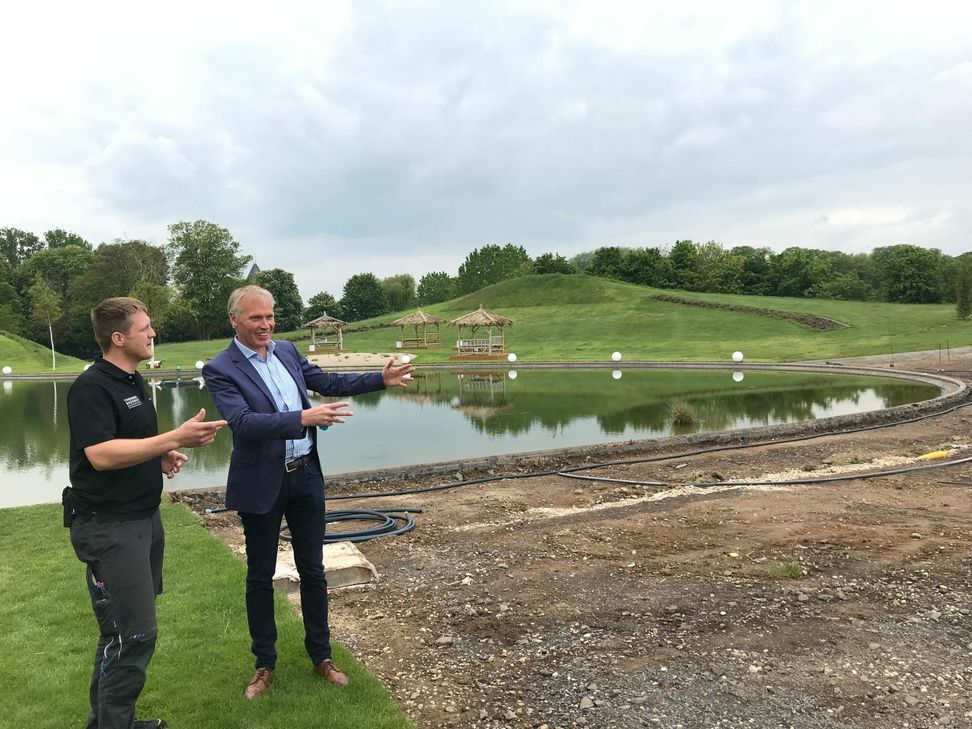 Eddy Balle (re.) und Sven Natrop besprechen die Baumaßnahmen zum großen Thermenstrand, der im Mai eröffnen soll. Foto: Therme Euskirchen