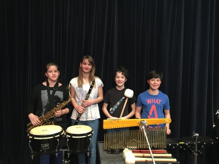 Nina Schommer an der Klarinette, Hannah Müller am Saxophon, Lars Meerkamp und Johannes Neufing am Schlagzeug. Foto: FF