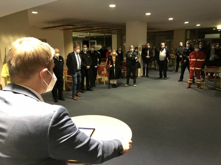 Landrat Markus Ramers stellte im Wartebereich das neue Impfzentrum in Marmagen vor.