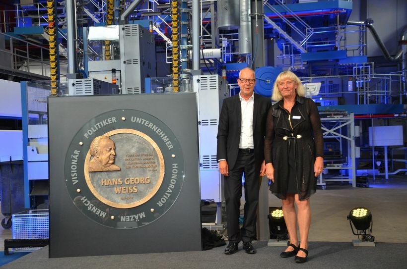 Georg Weiss und Dorit Schlieper enthüllten eine Gedenktafel für ihren Vater Hans Georg Weiss.