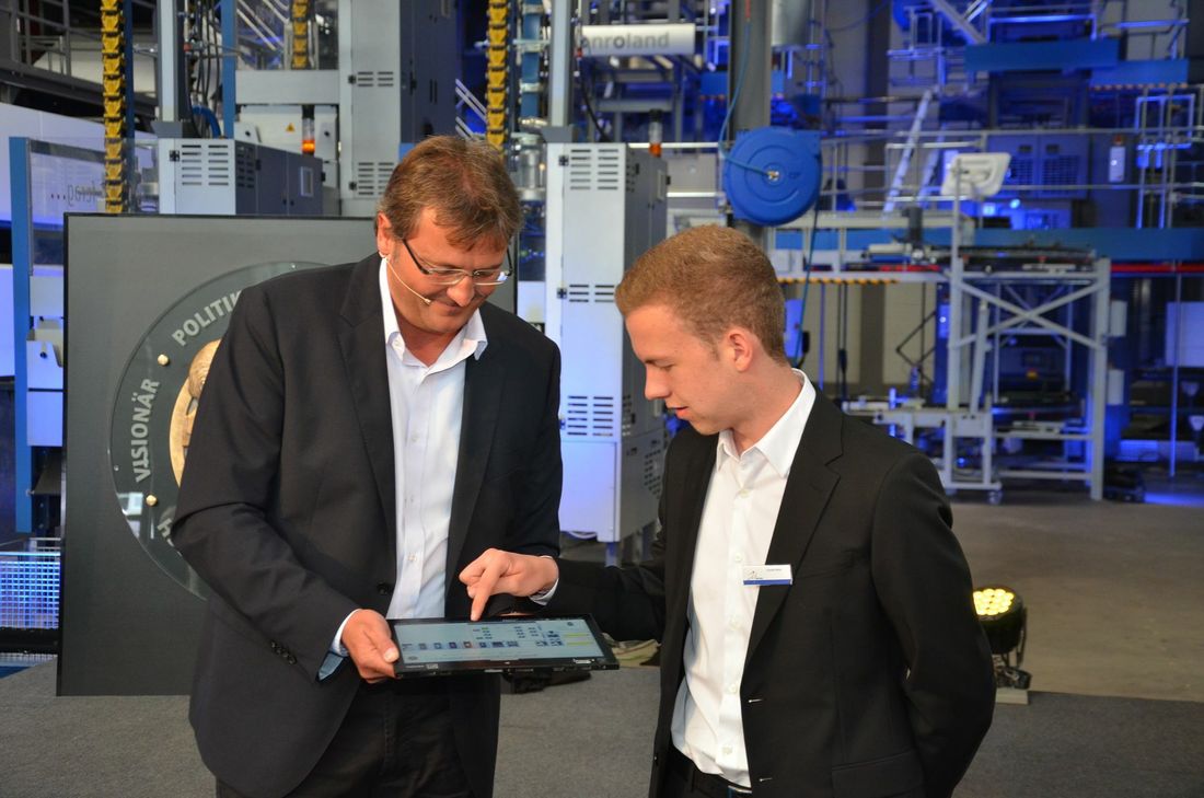 Die Maschine läuft: Extremsportler Marc Hauser und Leonard Weiss, Sohn des Firmenchefs Georg Weiss, nahmen die neue 96-Seiten-Offset-Rotation in Betrieb.