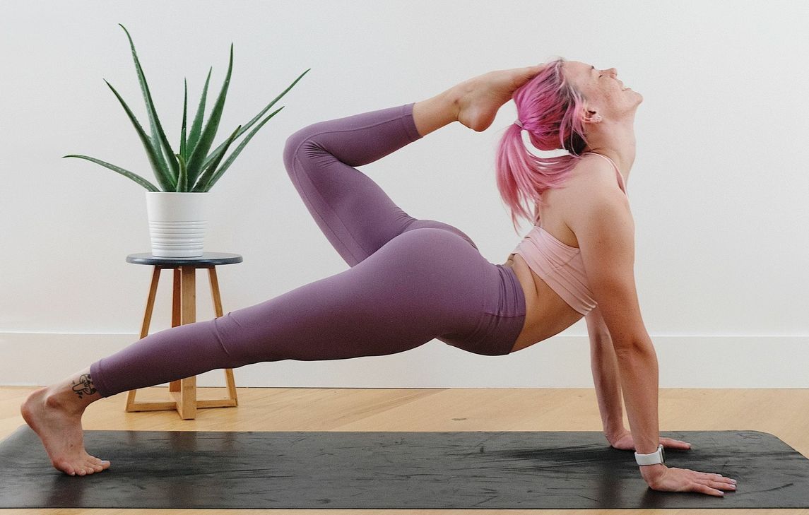 Die großen Sportvereine in der Region bieten Trainings live via Zoom an. So kann jeder von zuhause aus mitmachen und sich trotz Lockdown fit halten. Foto: unsplash.com