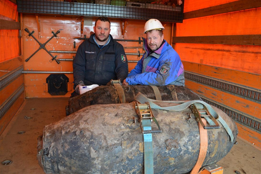 Reinhard Dohmen (r.), Truppenführer des Kampfmittelbeseitigungsdienstes der Bezirksregierung
Düsseldorf, und sein Kollege Phillip Blens konnten am Zülpicher Wassersportsee diese zwei amerikanischen
10-Zentner-Bomben erfolgreich entschärfen.