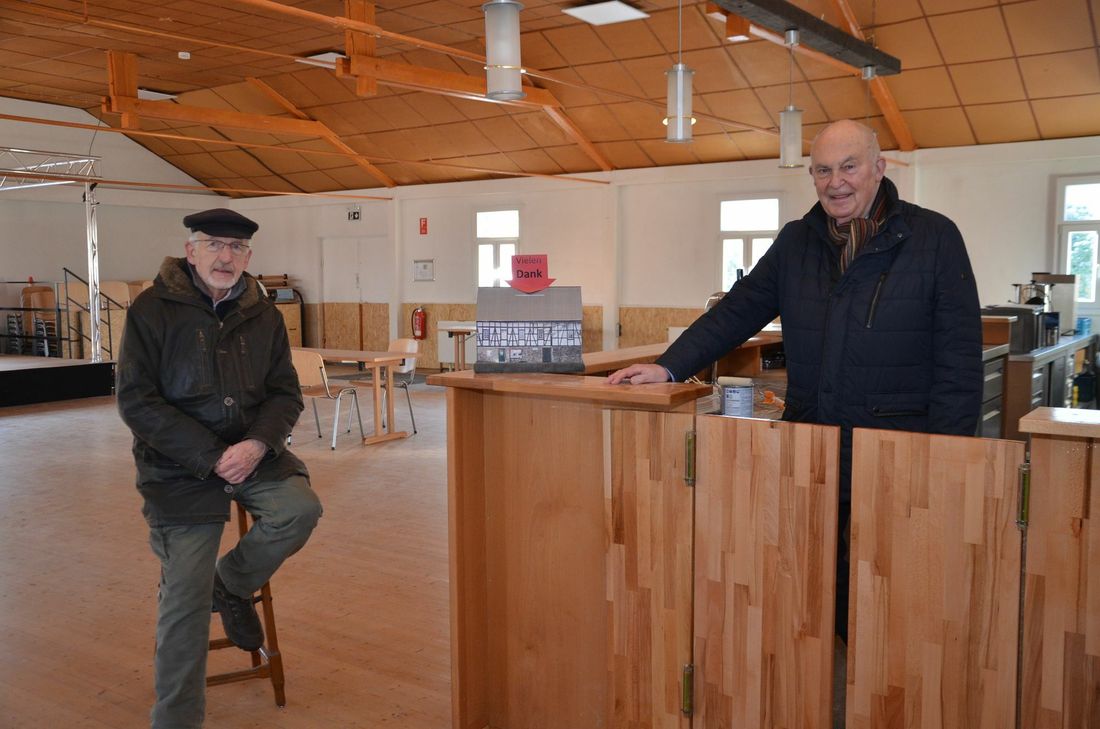 Manfred Adrian (r.), Geschäftsführer des Förderverein Rott »Saal Hütten« e. V., und Rainer Hülsheger vom Heimat- und Eifelverein Rott, der die Zukunft des Dorfsaals fördert, in der schmucken Feierstätte. Foto: T. Förster