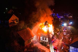In der Nacht kam es zu einem Vollbrand eines Einfamilienhauses in Ravengiersburg. (Foto: Dennis Irmiter)