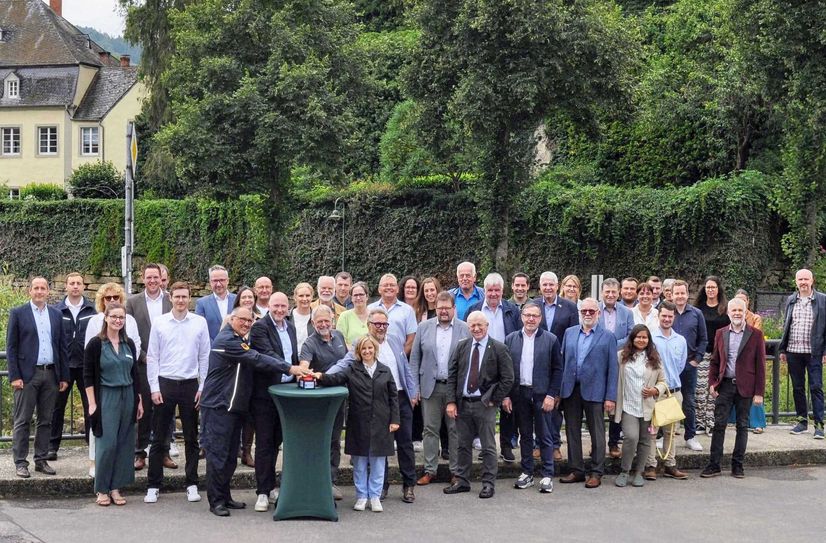 Startsignal für die digitalen Hochwassermelder mit zahlreichen Gästen auf der Prümbrücke in Holsthum. Vorne von links: BKI Jürgen Larisch, Landrat Andreas Kruppert, Ortsbürgermeister Klaus Reschke, Klimaschutzministerin Katrin Eder sowie der Erste Kreisbeigeordnete Michael Ludwig, MdL