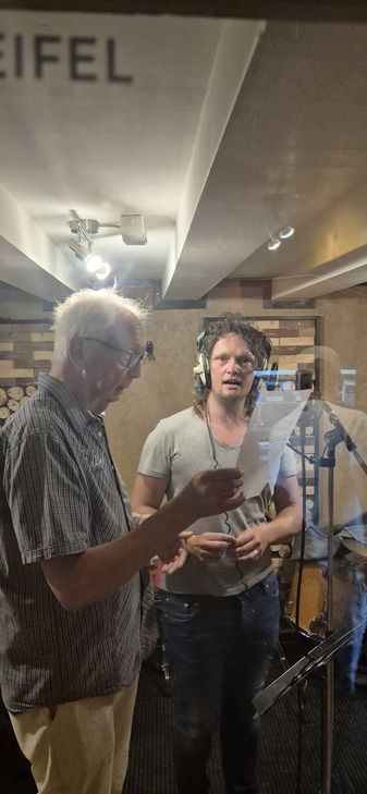 Ein Anruf, schon standen sie im Tonstudio: Björn Schäfer vom Vereinskartell und Urgestein Walter Schäfer – trotz des gleichen Nachnamens nicht mit einander verwandt.