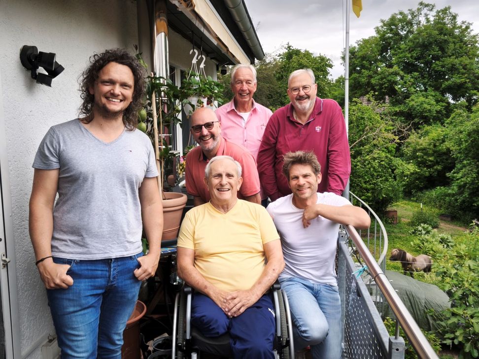 Eine Kommern Hymne von der KI kreiert? »Geht ja gar nicht!«, fand Liedermacher Uwe Reetz. Gemeinsam mit Ortsbürgermeister Rolf Jaeck, Björn Schäfer (vorne, v. r.) und Günter Schmitz, Walter Schäfer und Jörg Ernst (hinten, v. l.) nahm der Songwriter ein eigenes Arrangement in Angriff.