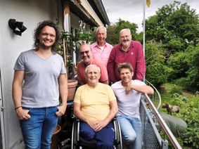 Eine Kommern Hymne von der KI kreiert? »Geht ja gar nicht!«, fand Liedermacher Uwe Reetz. Gemeinsam mit Ortsbürgermeister Rolf Jaeck, Björn Schäfer (vorne, v. r.) und Günter Schmitz, Walter Schäfer und Jörg Ernst (hinten, v. l.) nahm der Songwriter ein eigenes Arrangement in Angriff.