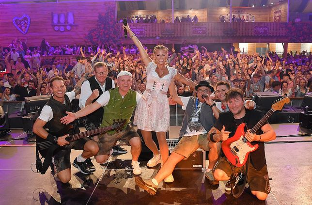 Feststimmung an sechs Wochenenden auf dem Hahn: Die Grumis heizen dem Publikum am Eröffnungswochenende ein, zusammen mit Mickie Krause und Mia Julia.